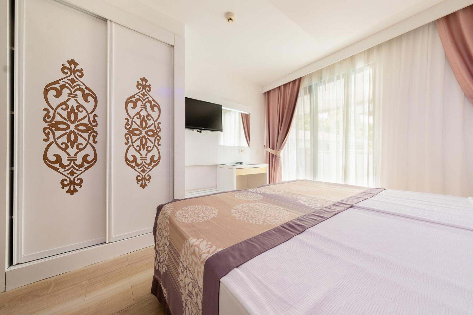 Otel Tropic Club & - Side